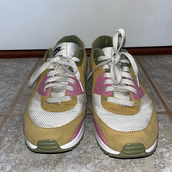 Nike AirMax Shoes size 9 in mens. Slightly worn, great condition. - Picture 3 of 7